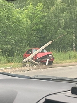 В Костроме неизвестный водитель сломал электроопору