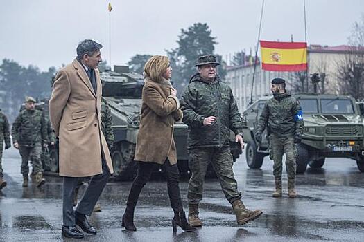 Испанские солдаты замерзают на границе с Россией