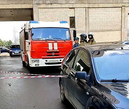 В Петербурге парапет с крыши жилого дома упал на автомобили