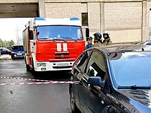 В Петербурге парапет с крыши жилого дома упал на автомобили