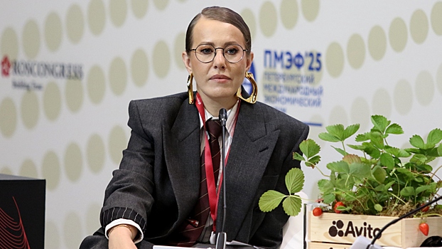 Ксения Собчак прогулялась по пляжу в бикини