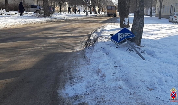 В Волгоградской области пьяный водитель ВАЗа сбил дорожный знак