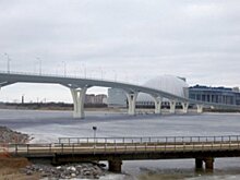 Пешеходный Яхтенный мост в Петербурге стал трехцветным