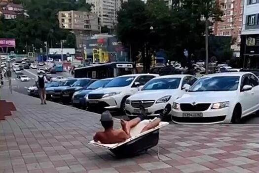 «На расслабоне, на чиле». Интересный перфоманс устроил мужчина в центре Владивостока