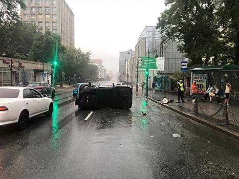 В центре Владивостока несовершеннолетний водитель снес ограждения