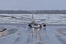 Пассажирский самолет сел на мокрую полосу в брызгах грязи и попал на видео