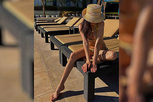 Евгения Медведева опубликовала солнечные фото из Катара в купальнике