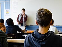 Уволенный за флирт с учениками учитель устроился в другую школу под чужим именем