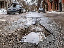 Смольный не ремонтирует дороги в Петербурге годами