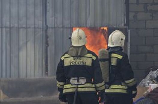 В Волгограде автомобиль сгорел в гараже из-за замыкания проводки