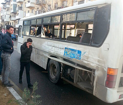 Автобус в Баку налетел на бетономешалку: ранен подросток
