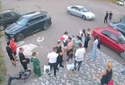 В сеть попали кадры драки с участием бойца «Ахмата» в ЛНР. Его обвинили в приставании к девушке в бассейне