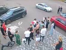 В сеть попали кадры драки с участием бойца «Ахмата» в ЛНР. Его обвинили в приставании к девушке в бассейне