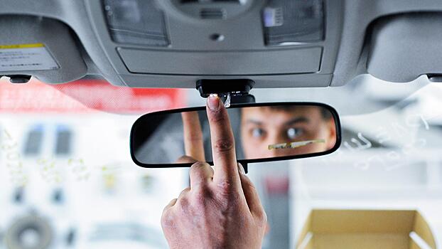 Бизнесмен нанял подростков разбивать зеркала у авто