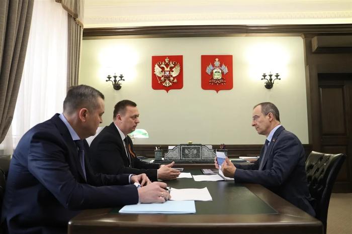 Юрий Бурлачко обсудил развитие Лабинского района с Владимиром Забураевым
