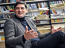 Директор библиотек вдохновляется книгами и солнцем