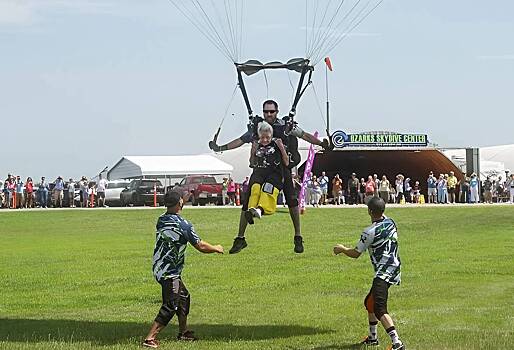 100-летняя женщина прыгнула с парашютом и раскрыла секрет долголетия