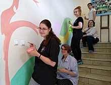 Студенты украшают рисунками лестничные пролеты Онкоцентра имени Блохина