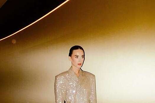 Певица Кэти Перри показала фигуру в сияющем золотом костюме