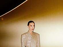 Певица Кэти Перри показала фигуру в сияющем золотом костюме