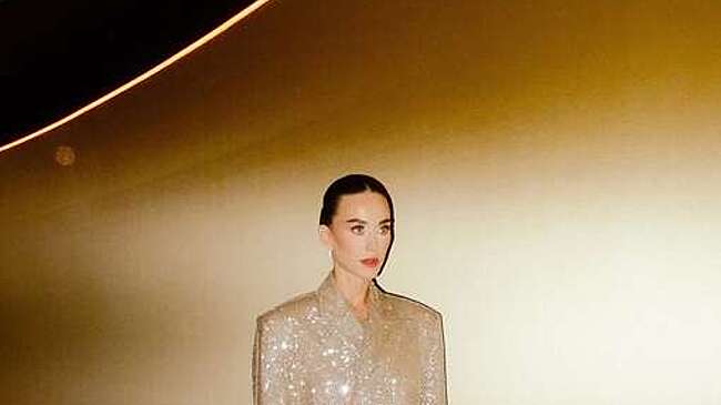 Певица Кэти Перри показала фигуру в сияющем золотом костюме