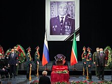 Президент Татарстана возложил цветы к могиле Героя Советского Союза Бориса Кузнецова