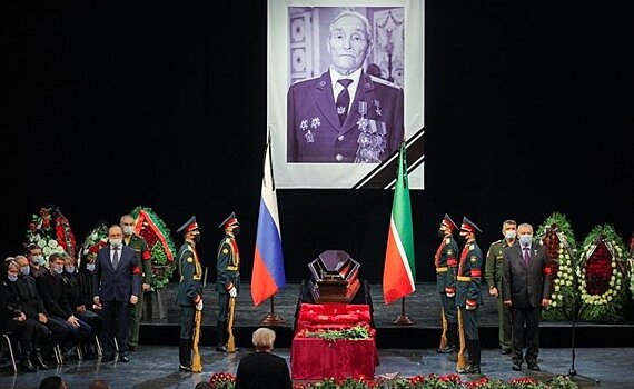 Президент Татарстана возложил цветы к могиле Героя Советского Союза Бориса Кузнецова