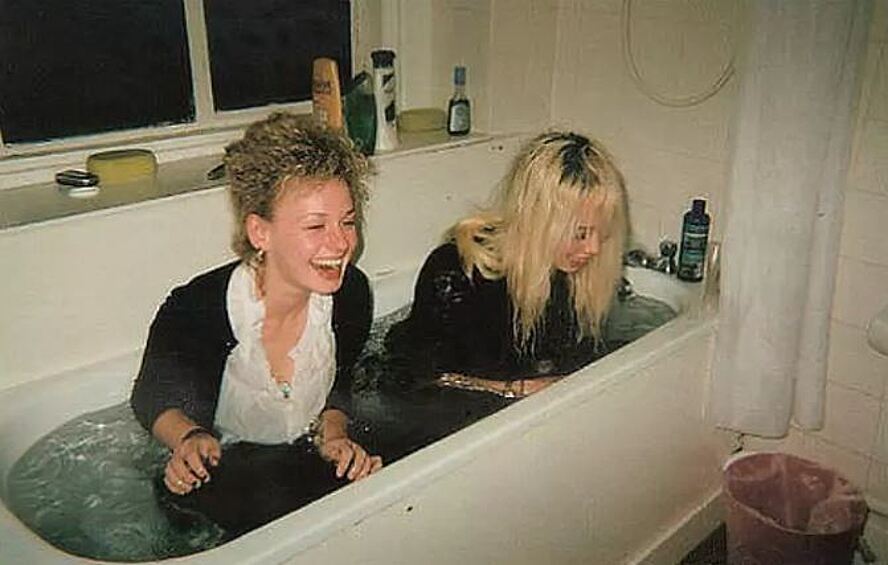 Жена купается в ванной. Подруги в ванне. Две подружки в ванне. Смешная девушка в ванне. Пьяные девочки в ванной.