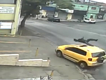 Автомобиль сбил байкера и «прокатил» его на крыше: видео