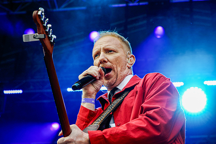 Константин Грим во время выступления на "Вельвет фесте" в саду "Эрмитаж", 2025 год