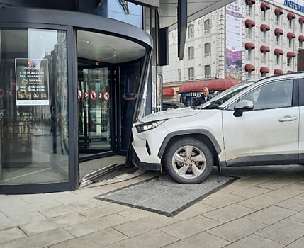 Припарковался у Бэтмена: в Ростове водитель &laquo;под кайфом&raquo; пытался протаранить торговый центр
