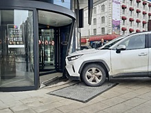 Припарковался у Бэтмена: в Ростове водитель &laquo;под кайфом&raquo; пытался протаранить торговый центр