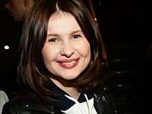 Анна Цуканова-Котт вышла в свет с мужем и подросшим сыном