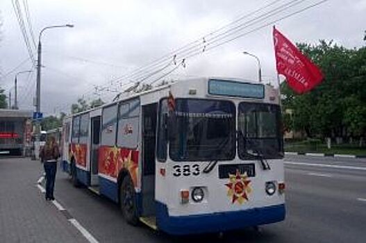 Пассажиров «Троллейбуса Победы» в Белгороде кормили солдатской кашей