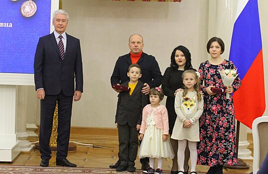 Многодетной семье из района Косино-Ухтомский вручили медаль ордена «Родительская слава»