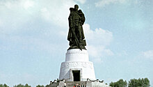 Тысячи людей пришли в Трептов-парк в Берлине почтить память советских воинов
