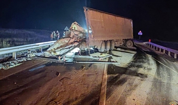 Пять грузовиков и легковушка столкнулись на трассе в Волгоградской области