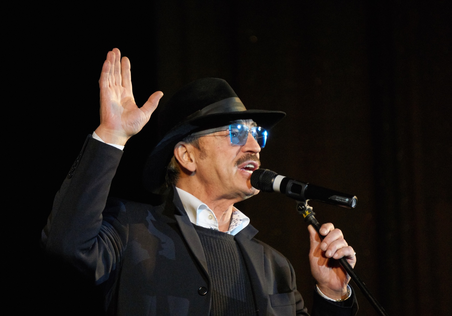 Попавший в больницу Михаил Боярский отказался бросить курить даже после рекомендации врачей