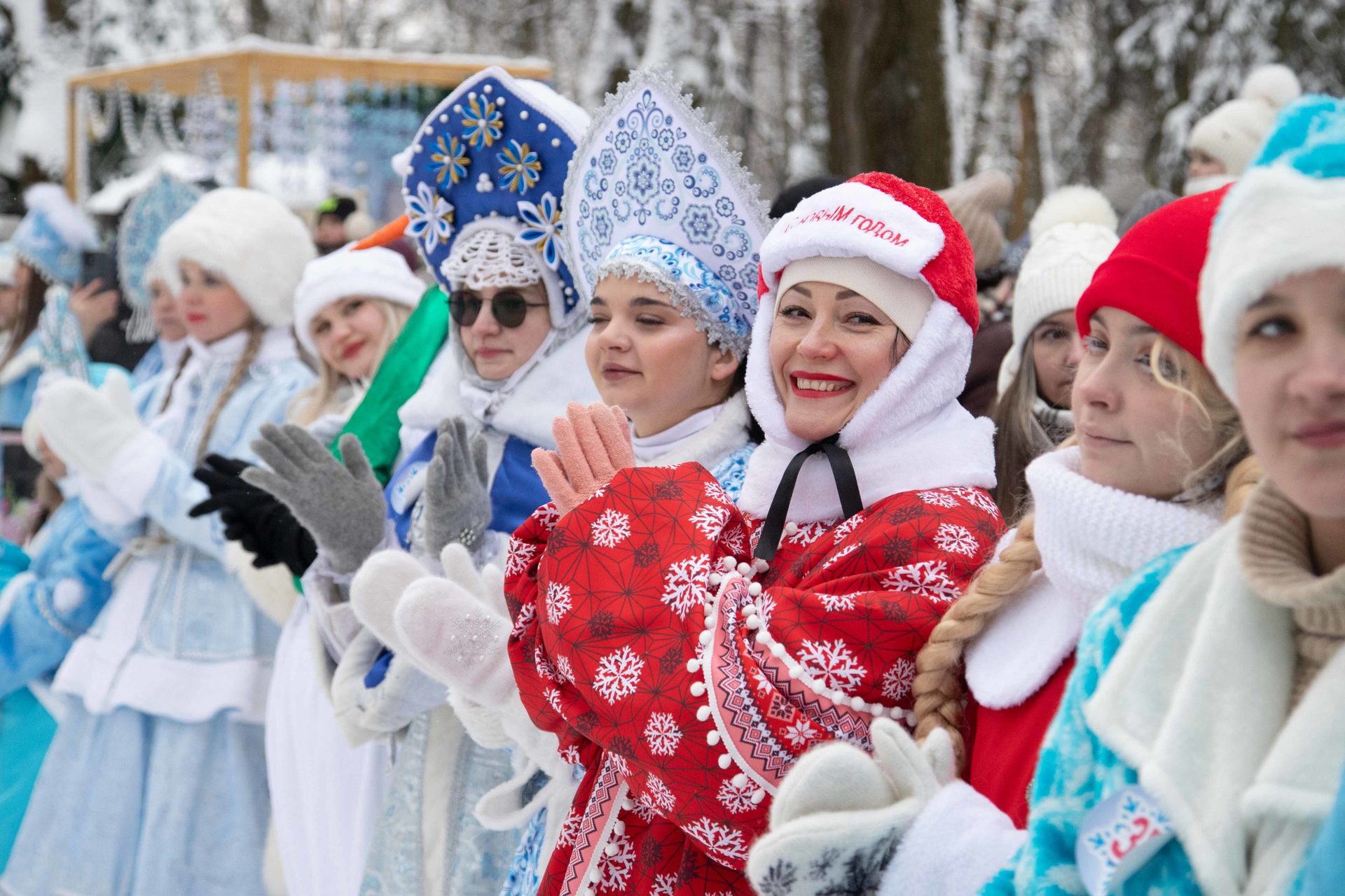 Снегурочки вышли на парад в Калуге.
