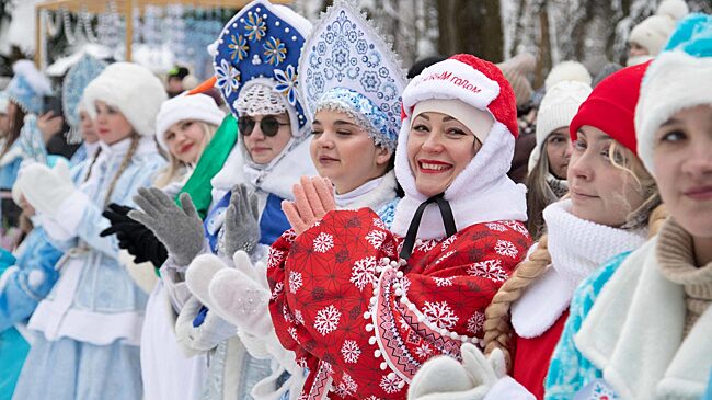 Снегурочки вышли на парад в Калуге.
