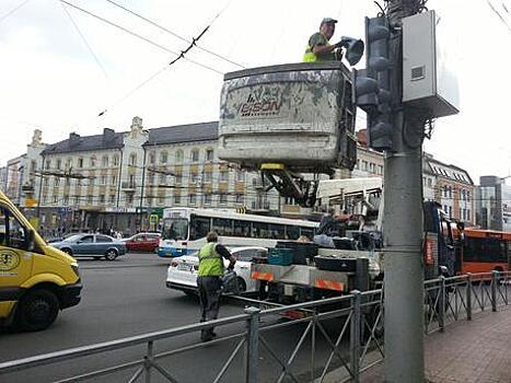 В Калининграде на площади Победы заменяют светофоры