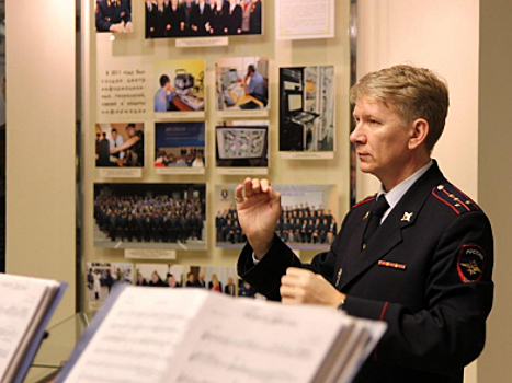 Нижегородские полицейские-музыканты поздравили коллег с наступающим 8 марта