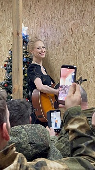 Певица Юта выступила в зоне СВО и передала бойцам РФ подарки от школьников