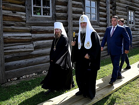 Патриарх Кирилл посетил несколько храмов Торжка, где ему подарили вышитую золотошвеями плащаницу