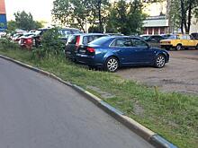 Во дворе на Академика Королева коммунальщики починили бортовой камень