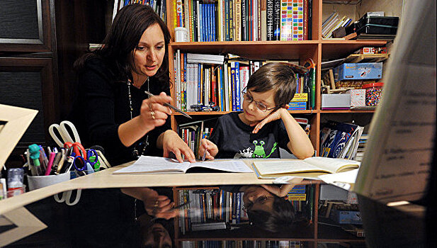 Опрос показал, как часто российские родители помогают своим детям с уроками