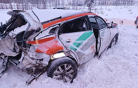 В Казани автомобиль столкнулся с пассажирским поездом на переезде