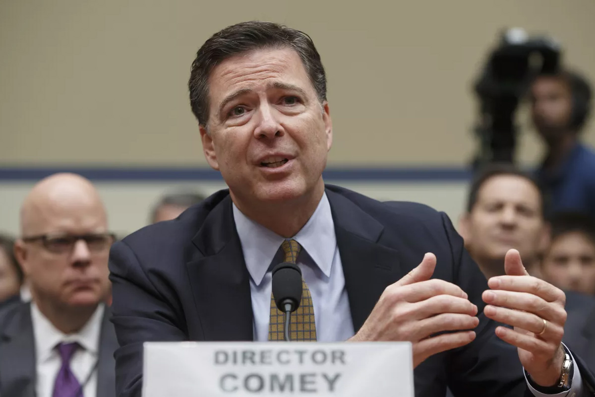 Экс-глава ФБР назвал абсурдом обвинение в угрозе Трампу из-за фото ракушек и пошел ва-банк