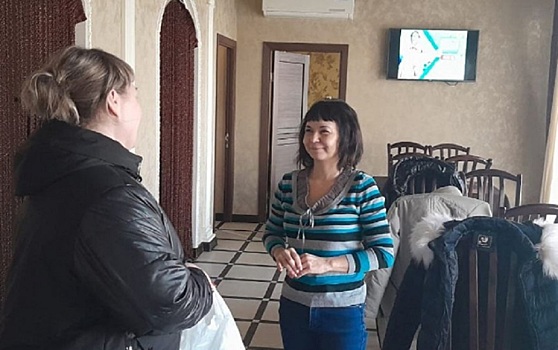 Маникюр и торт: в Шахтах провели акцию &laquo;Мамин день&raquo;