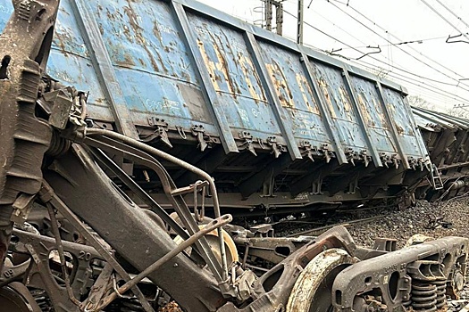 В Ленинградской области грузовой поезд частично сошел с рельсов